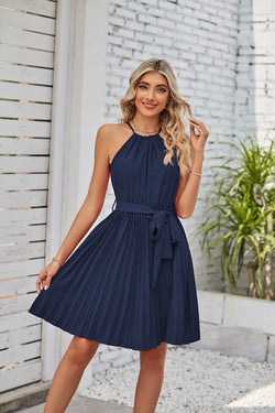 Sommerliches Trägerloses Kleid mit Halterneck – Elegantes Faltenkleid für Strand & Freizeit